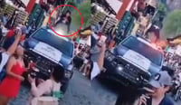 VIDEO: Mujer 'perrea' arriba de una patrulla y acaba mal