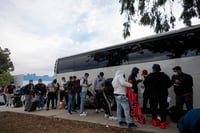 Patrulla Fronteriza deja a migrantes en parada de autobús
