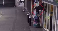 VIRAL: Mujer queda colgando de la cortina de una tienda
