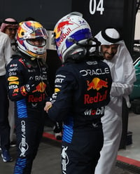 Elementos del equipo de Red Bull se saludan. 