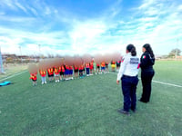 Policías de San Pedro ofrece plática a niños que acuden a practicar algún deporte