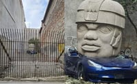 ¿Por qué apareció una cabeza Olmeca aplastando un Tesla en la CDMX?