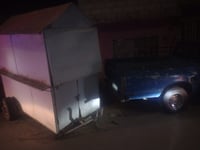 Conductor impacta su vehículo contra tres camionetas estacionadas y un remolque en Gómez Palacio