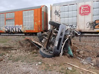 Tren impacta tráiler cargado con ganado en Gómez Palacio, segundo accidente en la misma zona