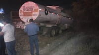 Operador de pipa sufre accidente sobre la carretera Torreón - San Pedro, acabó fuera de la vialidad.