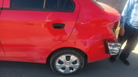 Mujer es impactada por auto en Monterreal de Torreón
