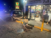 Abandonan vehículo tras chocar con una tienda en Gómez Palacio