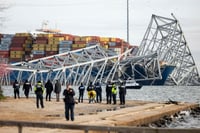 Carguero golpea puente en Baltimore y causa su derrumbe; buscan personas en el agua