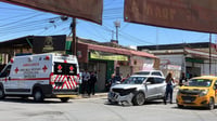 Chocan dos vehículos en el Centro de Torreón; uno de los involucrados se retiró