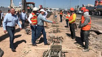El gobernador, Manolo Jiménez y el alcalde de Torreón, Román Alberto Cepeda supervisaron este miércoles el desarrollo de la obra del Giro Independencia. (FERNANDO COMPEÁN)