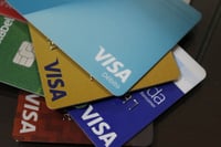 Aprueban reforma para prohibir cobro de comisiones por pago con tarjetas bancarias
