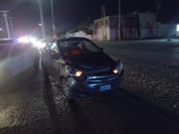 Chocan taxi y camioneta en el fraccionamiento Miravalle de Gómez Palacio