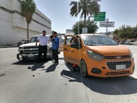 Conductor de camioneta se impacta contra un taxi y un vehículo particular en calles de Torreón