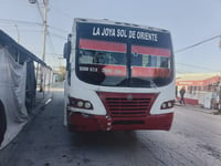 Taxista termina en el hospital luego de chocar contra un camión de pasajeros en Torreón