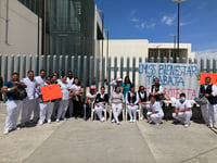 Trabajadores del Hospital Nuevo de Gómez Palacio manifestaron que aunque aceptaron el contrato federal por el segundo trimestre, laborarán bajo protesta.