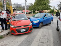 Autos protagonizan choque en la entrada de Torreón; daños estimados en 50 mil pesos