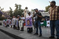 Padres de los 43 estudiantes de Ayotzinapa durante una marcha. (ARCHIVO)