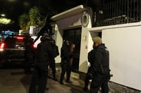 Violenta irrupción policial en la Embajada de México en Quito. (ARCHIVO)