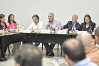 El alcalde Román Alberto Cepeda se reunió este martes con integrantes de la Cámara Nacional de la Industria de la Transformación de Torreón. (MA. ELENA HOLGUÍN)
