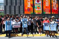 Lionel Messi desata la locura en el aeropuerto de Monterrey