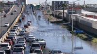 Desborde de canal de riego llega hasta dos de los carriles de la carretera Torreón -San Pedro