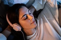 Descubre la mejor lista de canciones para dormir, según la ciencia