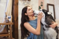 Motivos por los que un perro lame la cara, según psicóloga canina