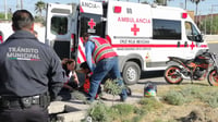 Motociclista se impacta contra camioneta sobre la cartera Torreón - San Pedro; daños se estiman en 18 mil pesos