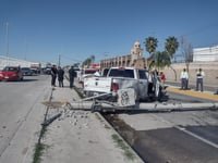 Abandonan camioneta tras derribar dos postes frente al fraccionamiento Los Arrayanes de Gómez Palacio