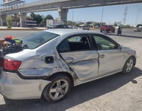Pierde el control de su auto y se impacta contra una camioneta estacionada en Gómez Palacio