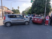 Chocan tres vehículos en el Centro de Gómez Palacio