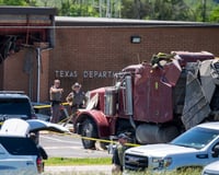 Tráiler se estrella contra edificio de Seguridad Pública de Texas en Brenham