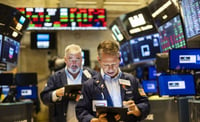 Wall Street cierra otra mala semana al alejarse los esperados recortes de los tipos