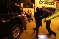 l jefe de Cancillería y Asuntos Políticos de la Embajada de México, Roberto Canseco, forcejea con policías para intentar evitar que trasladen al exvicepresidente Jorge Glas. (ARCHIVO)