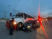 Chocan autobús de pasajeros y auto particular en Gómez Palacio