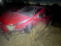 Abandona vehículo tras fuerte choque en zona rural de Gómez Palacio
