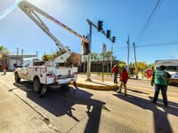 Por temporada de vientos fuertes refuerzan mantenimiento a semáforos en Torreón