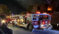 Elementos del cuerpo de bomberos del municipio de Francisco I. Madero, reciben descarga eléctrica al combatir el fuego en una vivienda de la colonia Madero.
