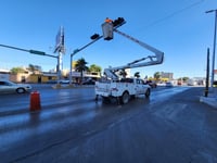 Por temporada de vientos fuertes, refuerzan mantenimiento a semáforos en Torreón.