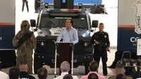 Entregan gobernador y alcalde armamento y equipos a Policía Municipal de Torreón