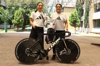 Equipo de velocidad femenil de ciclismo regresa a México tras obtención de plaza olímpica