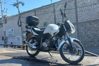 Imagen Hombre que manejaba motocicleta robada es detenido en calles de la colonia Elsa Hernández