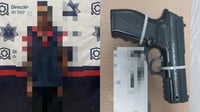 Con una pistola de aire comprimido, un joven amenazó a policías municipales de Torreón. 