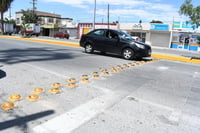 En la calzada Lázaro Cárdenas se instalaron boyas y se pintaron las cebras peatonales.
