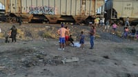 Dos niñas y un adulto, de origen venezolano, perdieron la vida el jueves en la tarde tras caer de un tren. El accidente se registró en la comunidad de Nazareno, en el municipio de Lerdo.
