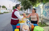 Fernández Hernández conversó con los residentes, quienes expresaron sus preocupaciones y deseos de cambio para la comunidad. (EL SIGLO DE TORREÓN)