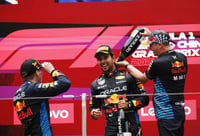 Verstappen triunfa en el Gran Premio de China; 'Checo' Pérez logra tercero