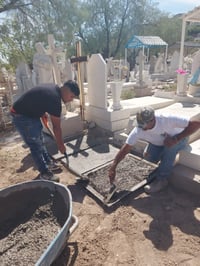 Dan mantenimiento a cementerios de Torreón