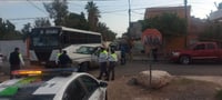 Camión de pasajeros y camioneta particular chocan en Gómez Palacio