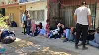 Vuelven los migrantes a las calles de Santa Rosa en espera de tomar un tren que les permita continuar su camino, en tanto Migración se mantiene al acecho.